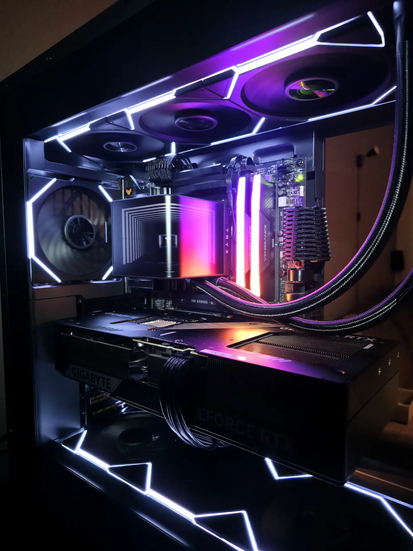 Bygglogg: RTX 5090 og Ryzen 9 9950X3D i Phanteks Evolv X2