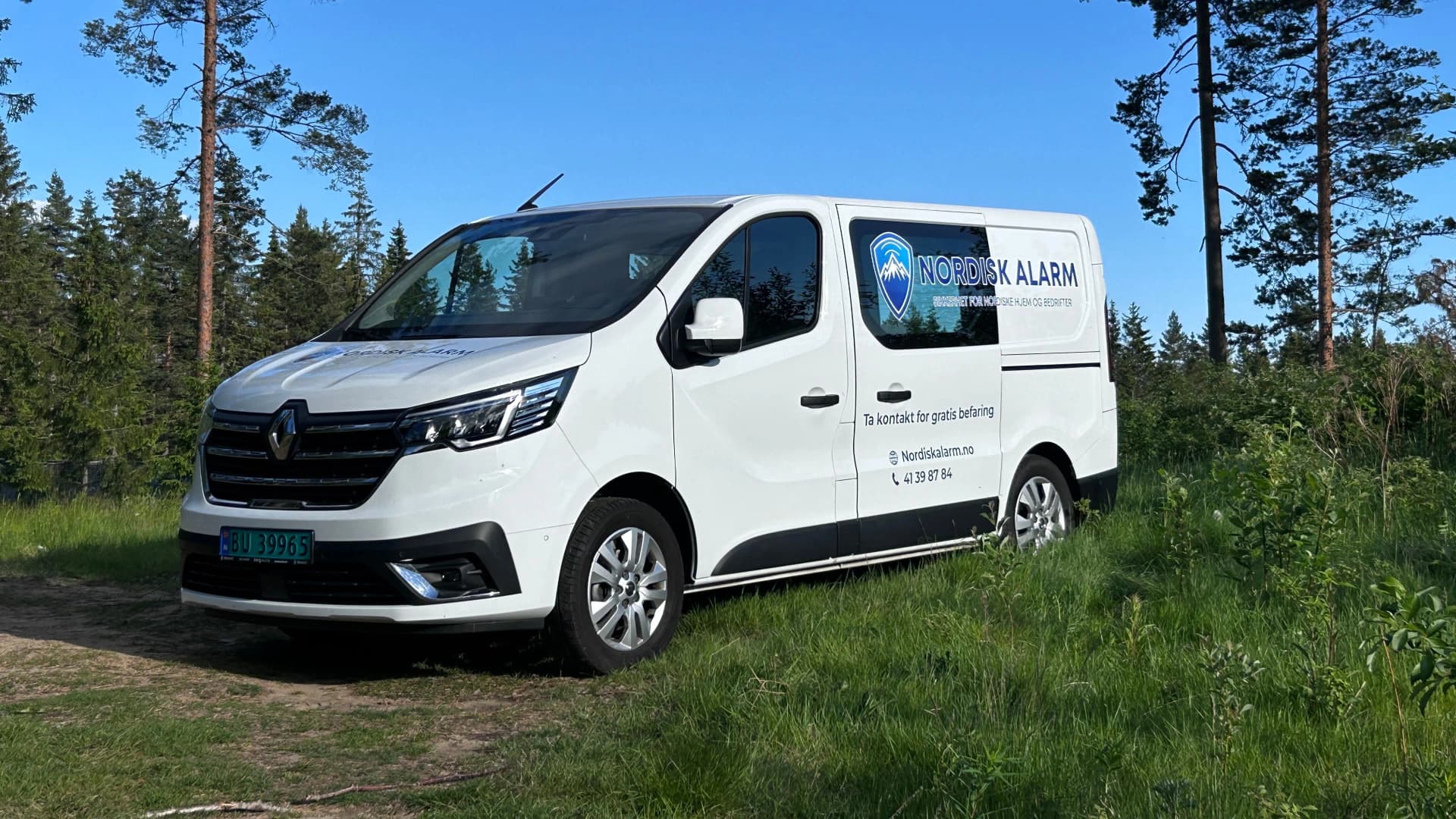 Profilert bil med logoen til Nordisk Alarm